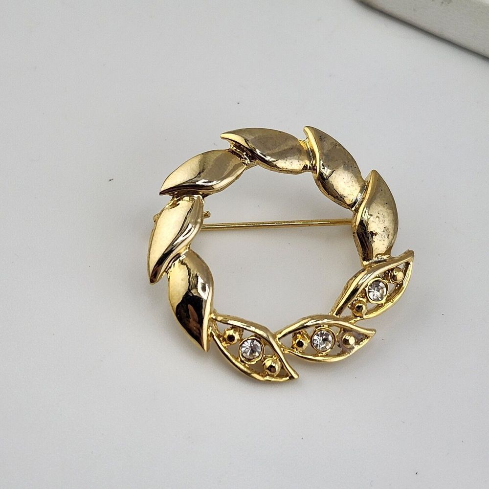 Vintage Gold Tone Clear Rhinestone Wreat Circle Brooch